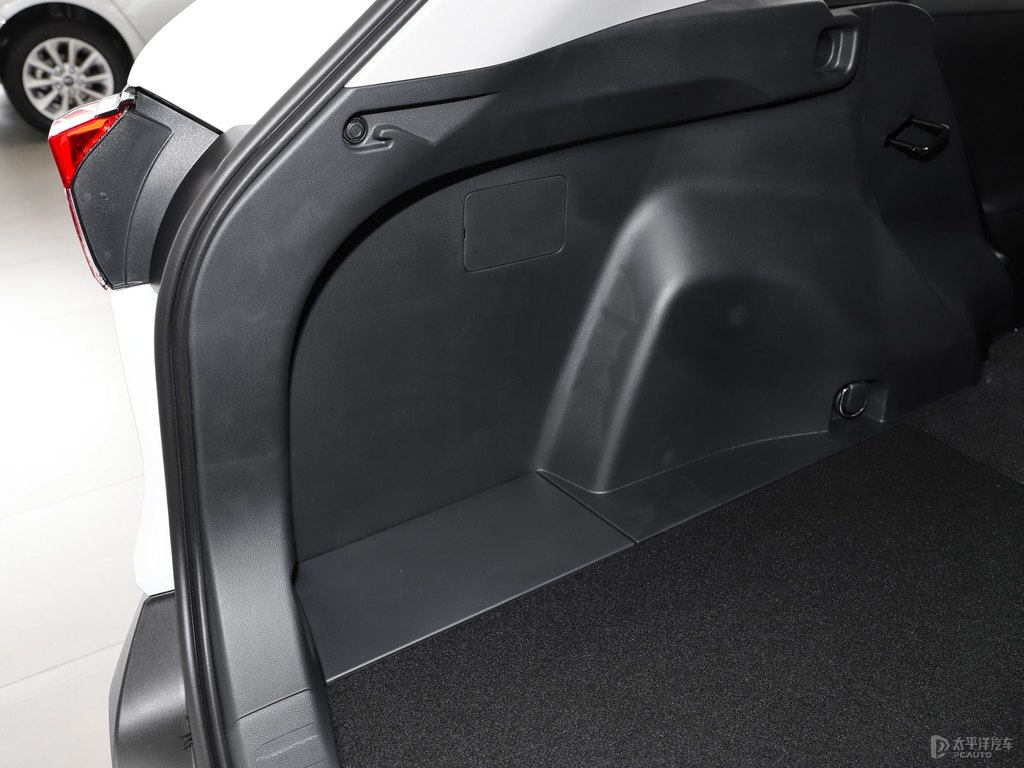 珍珠白RAV4榮放后備廂空間圖片