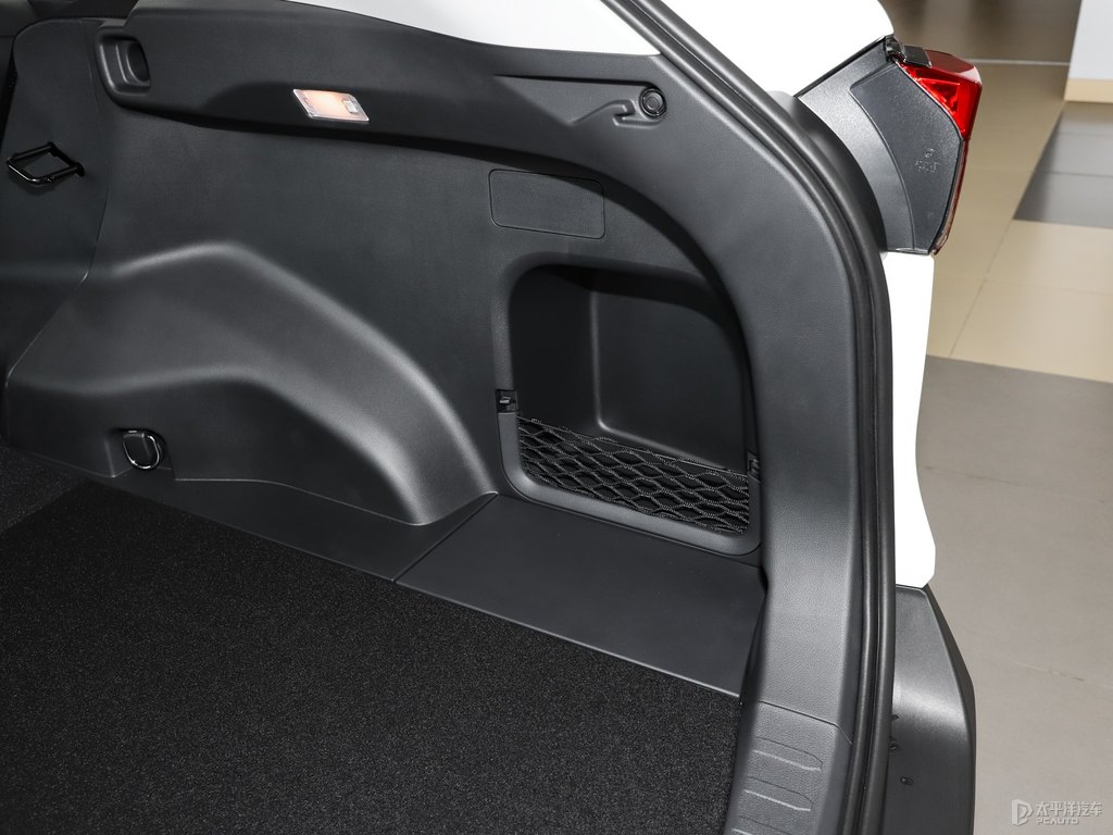 珍珠白RAV4榮放后備廂空間圖片