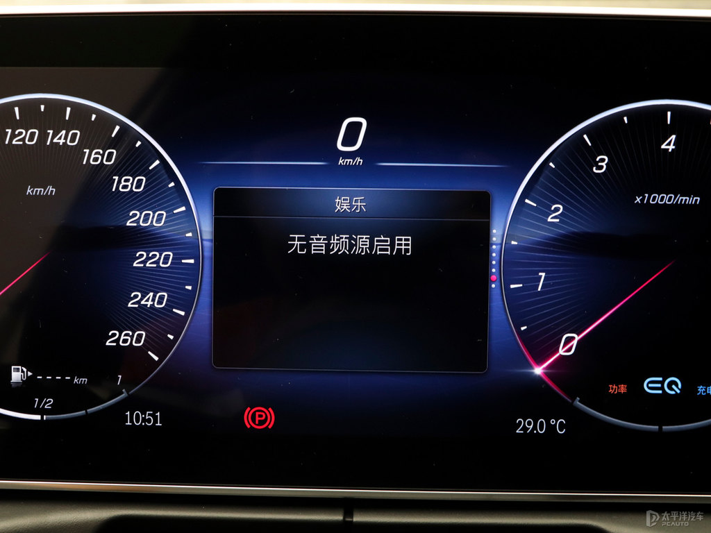 貝母白奔馳C級(jí)中控內(nèi)飾圖片