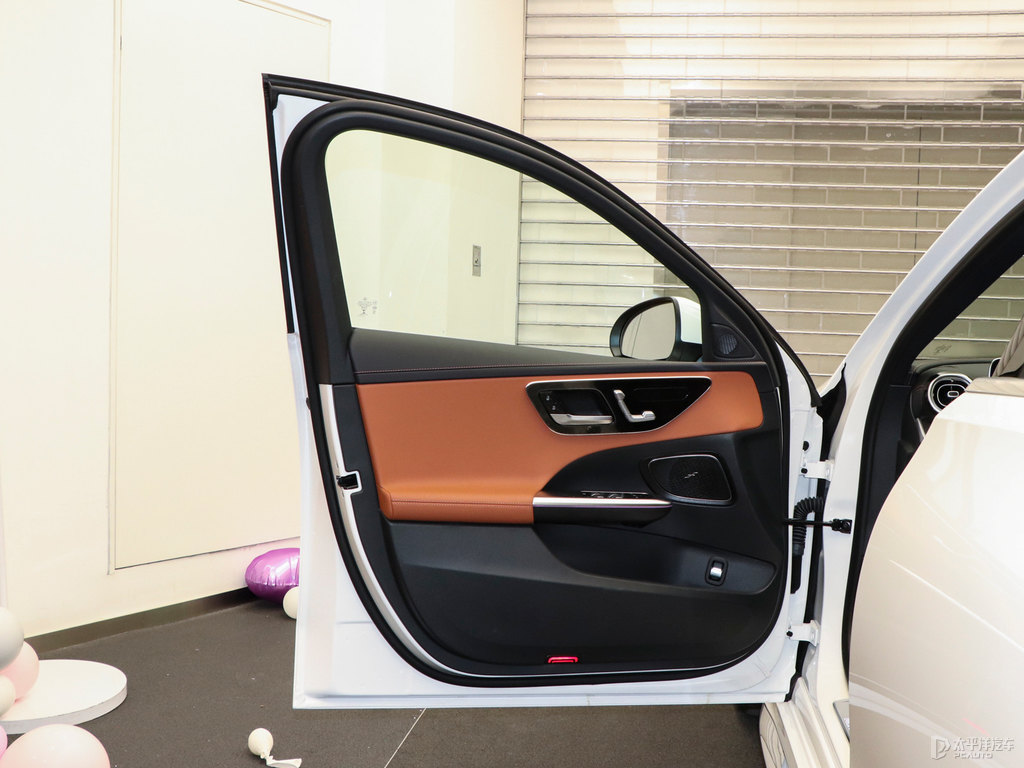 貝母白奔馳C級車廂內(nèi)飾圖片