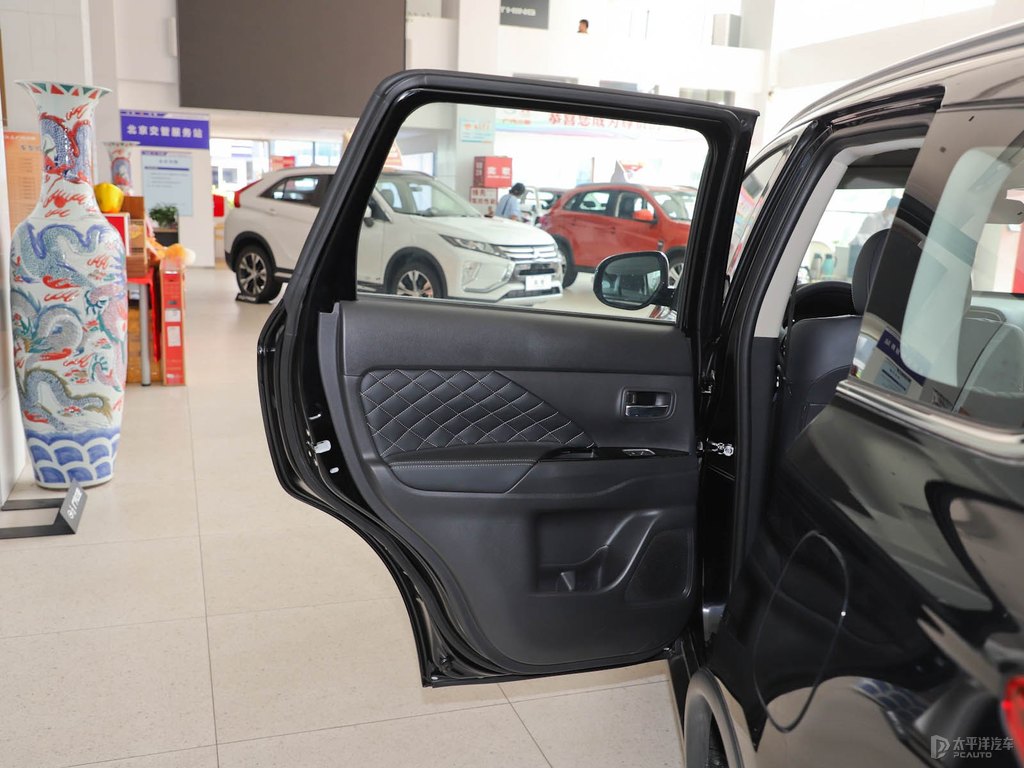 珍珠黑歐藍(lán)德車廂內(nèi)飾圖片