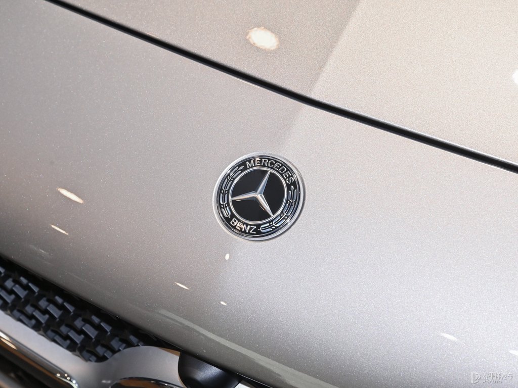 皓沙銀奔馳C級(jí)車頭外觀圖片