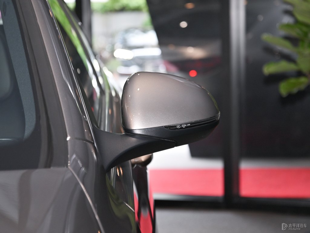 皓沙銀奔馳C級(jí)車身外觀圖片