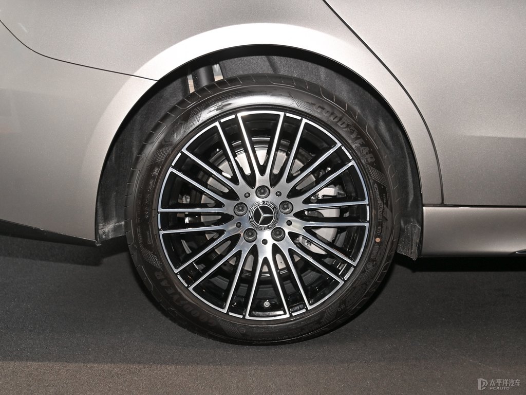 皓沙銀奔馳C級(jí)車身外觀圖片