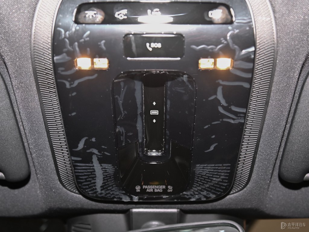 皓沙銀奔馳C級車廂內(nèi)飾圖片