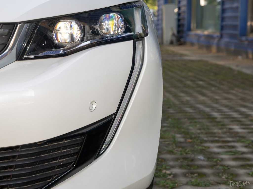 珠光白標(biāo)致508車(chē)頭外觀圖片