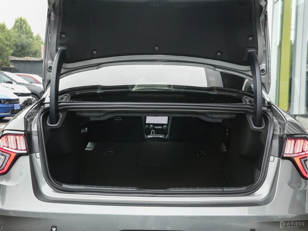 灰領(lǐng)克03后備廂空間圖片
