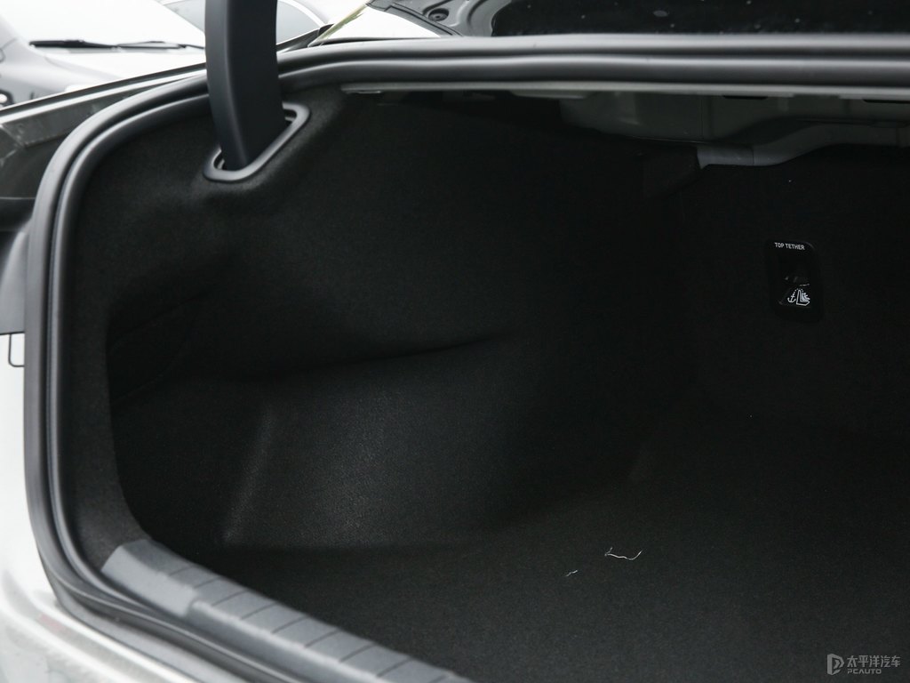 灰領(lǐng)克03后備廂空間圖片