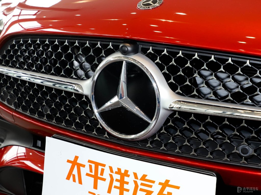 鋯石英紅奔馳C級車頭外觀圖片
