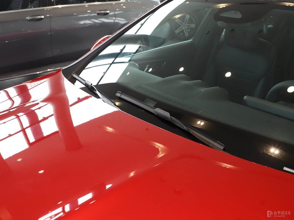 鋯石英紅奔馳C級車身外觀圖片