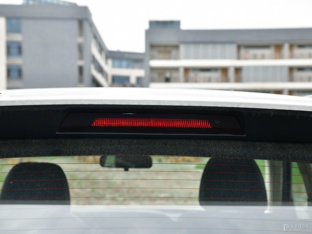 珠光白奔騰T77車(chē)尾外觀圖片
