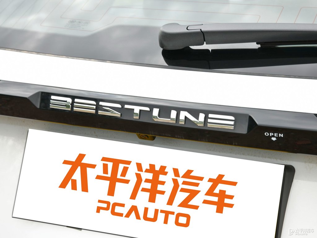 珠光白奔騰T77車(chē)尾外觀(guān)圖片
