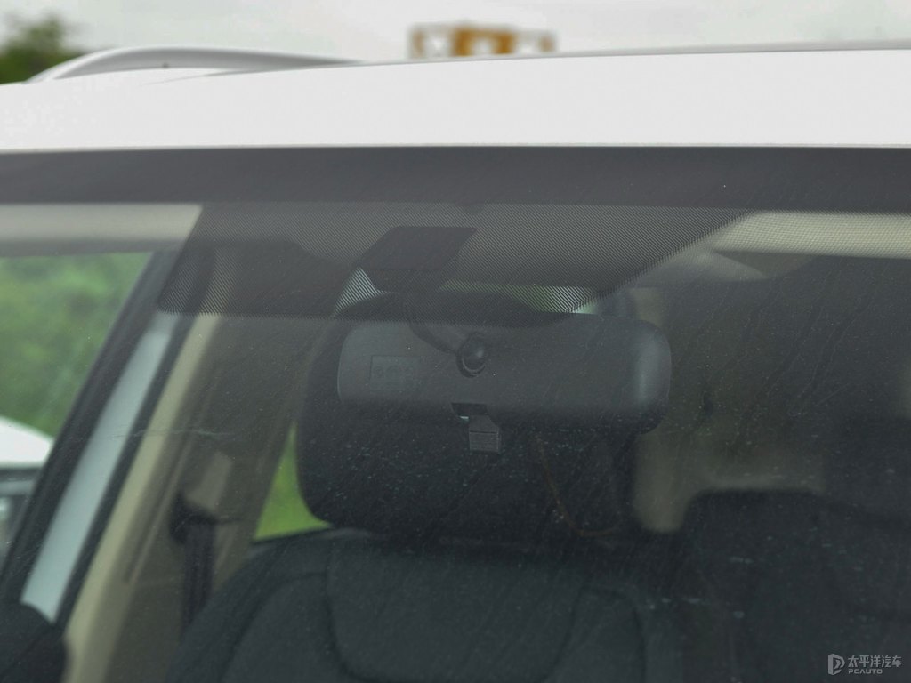 珠光白奔騰T77車身外觀圖片