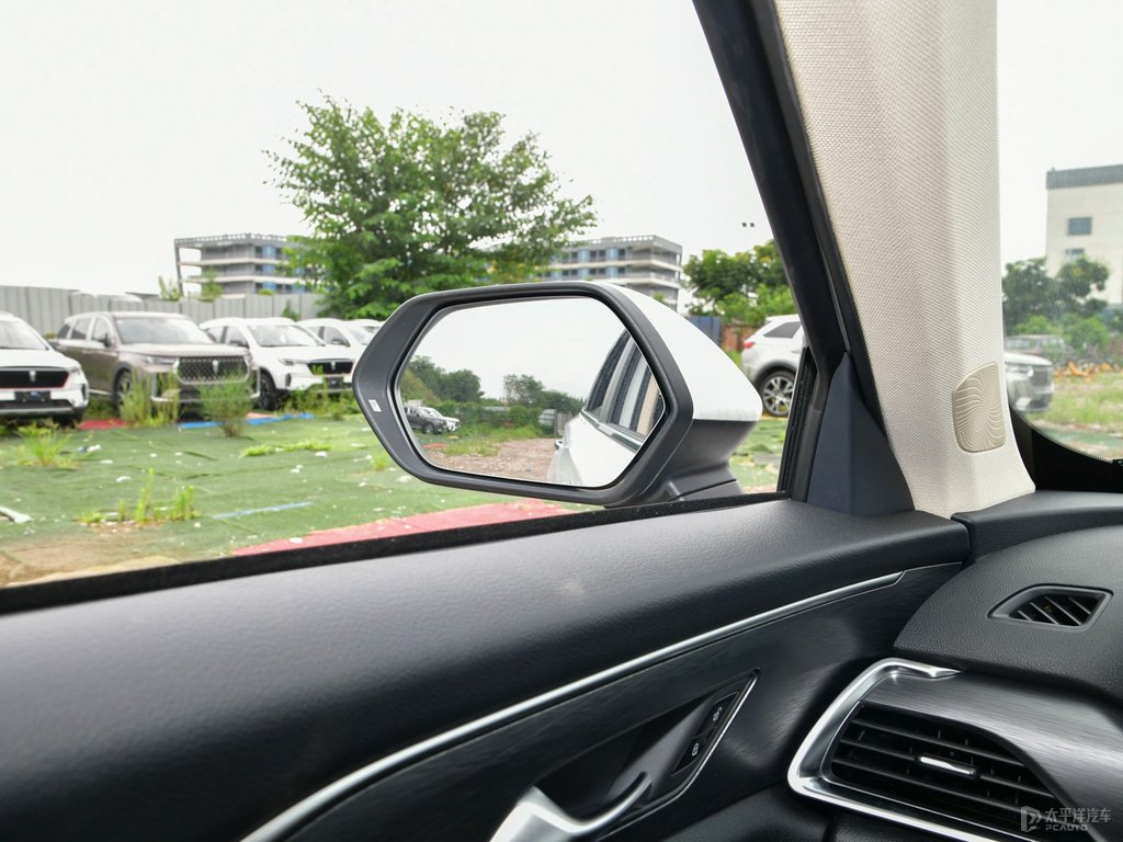珠光白奔騰T77車身外觀圖片