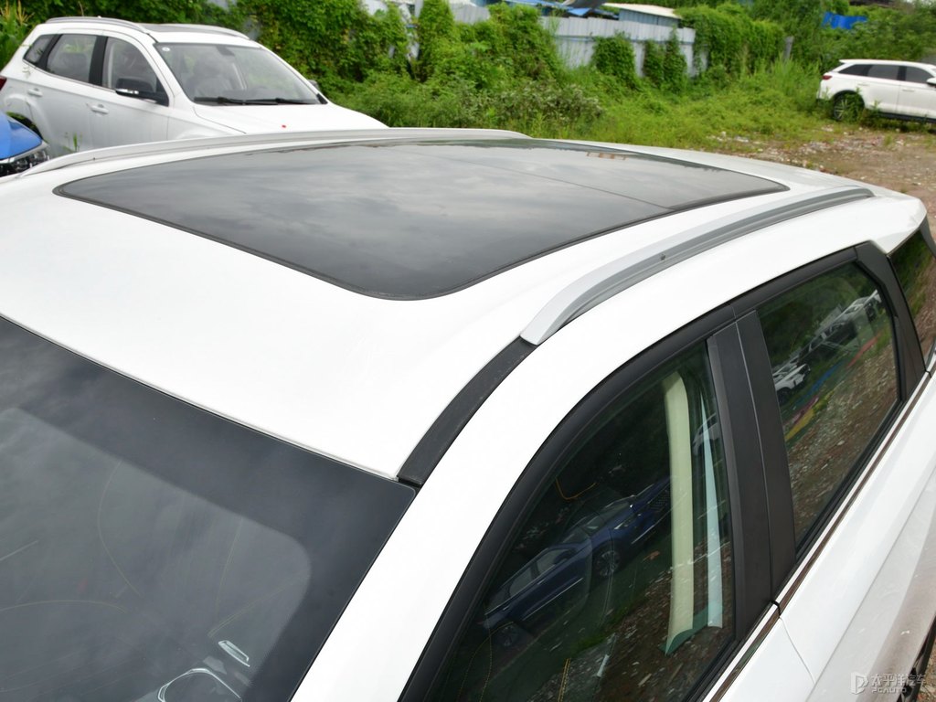 珠光白奔騰T77車身外觀圖片