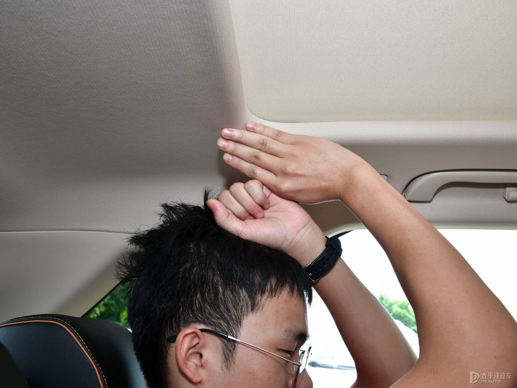 珠光白奔騰T77駕乘空間空間圖片