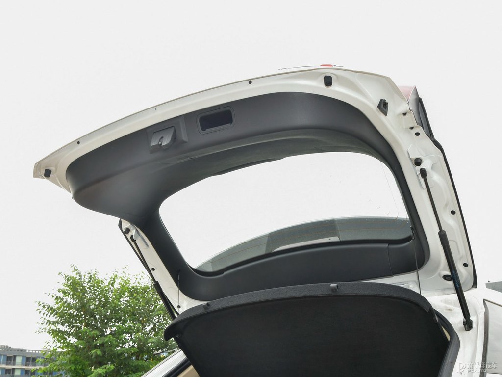 珠光白奔騰T77后備廂空間圖片