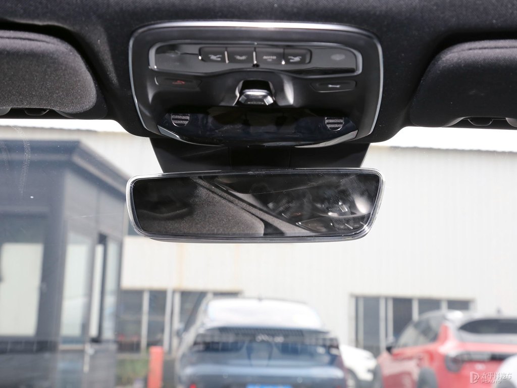 灰領(lǐng)克03車廂內(nèi)飾圖片