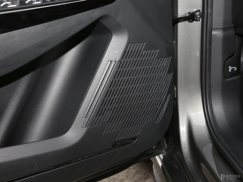 灰領(lǐng)克03車廂內(nèi)飾圖片