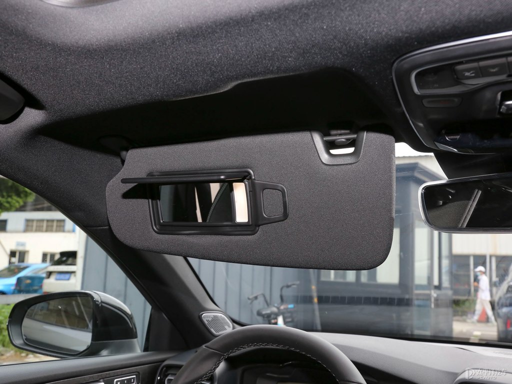 灰領(lǐng)克03車廂內(nèi)飾圖片