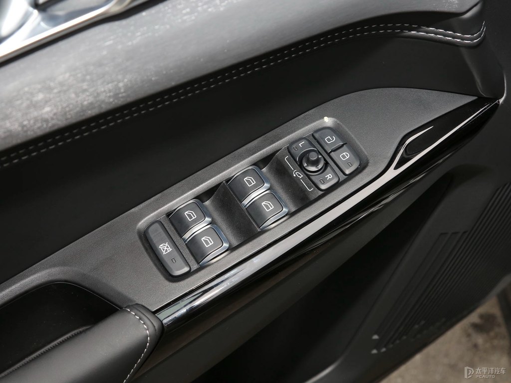 灰領(lǐng)克03車廂內(nèi)飾圖片