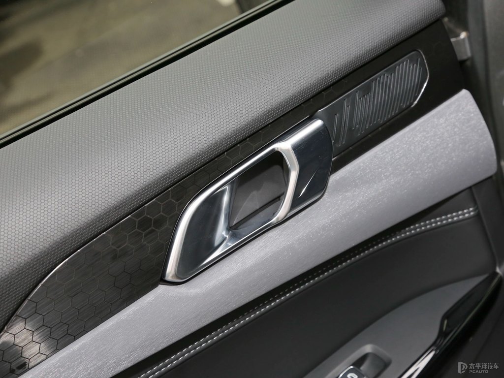 灰領(lǐng)克03車廂內(nèi)飾圖片