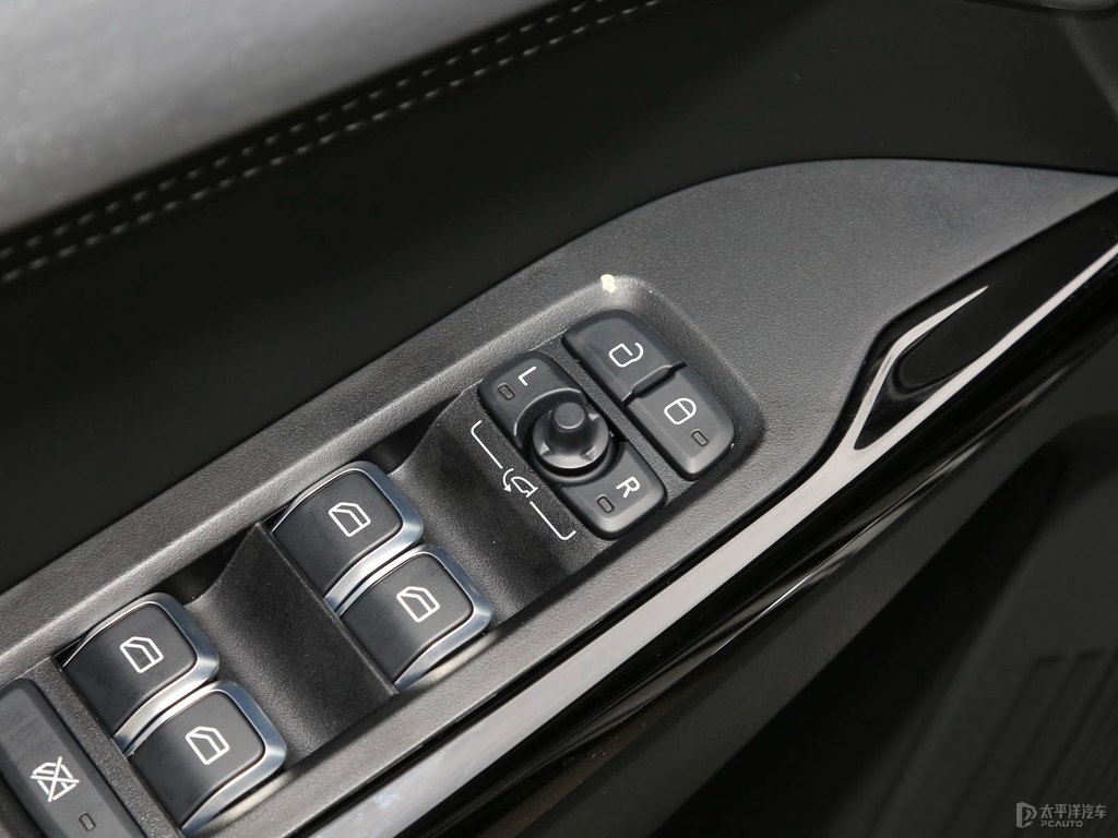 灰領(lǐng)克03車(chē)廂內(nèi)飾圖片