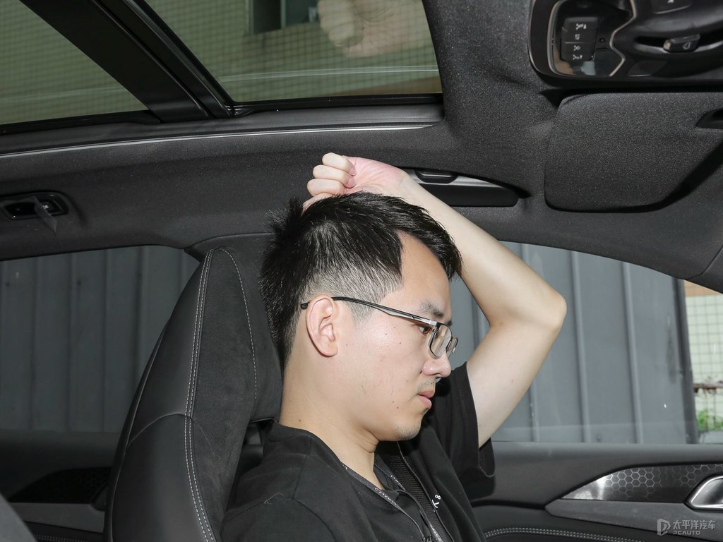 灰領(lǐng)克03駕乘空間空間圖片