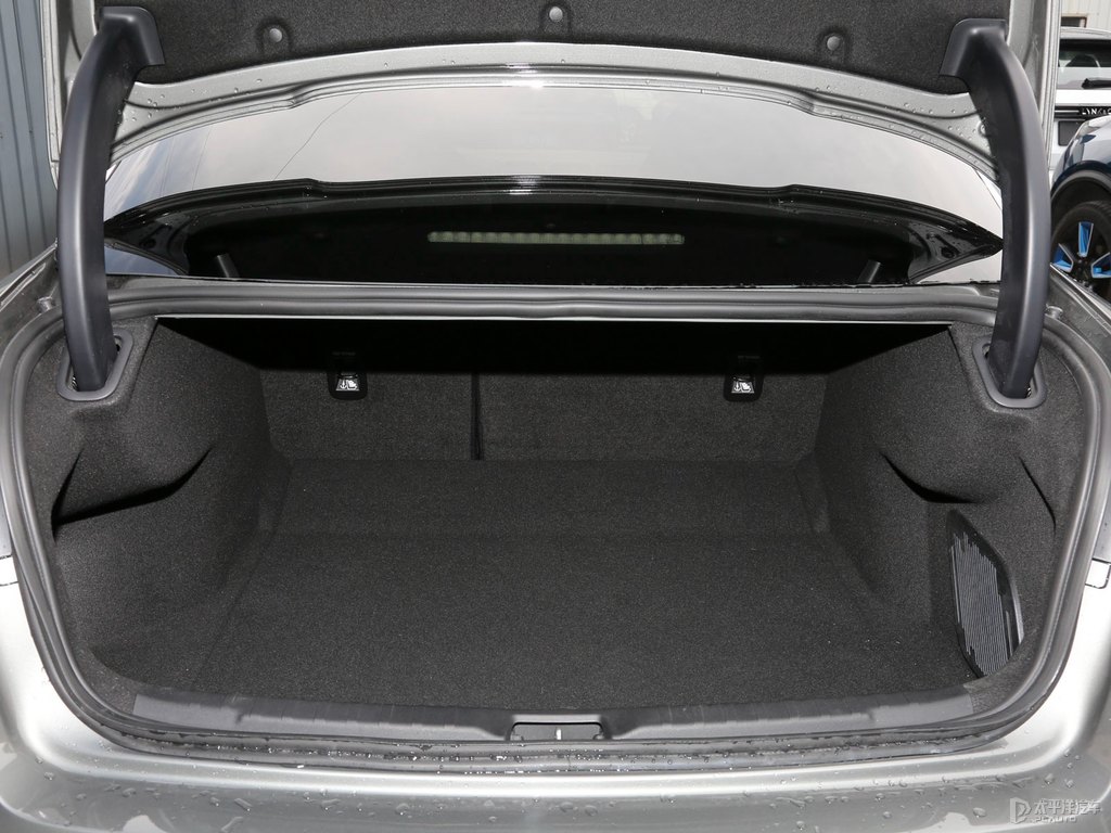灰領克03后備廂空間圖片