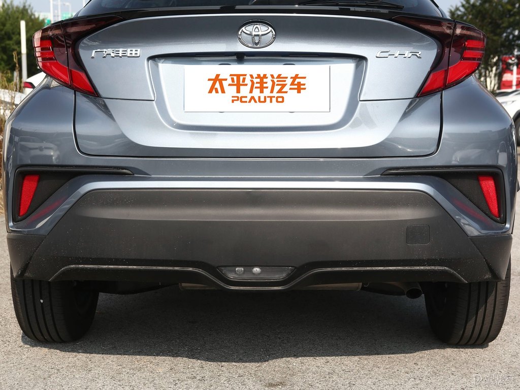 黑色+鈦金灰豐田C-HR車尾外觀圖片