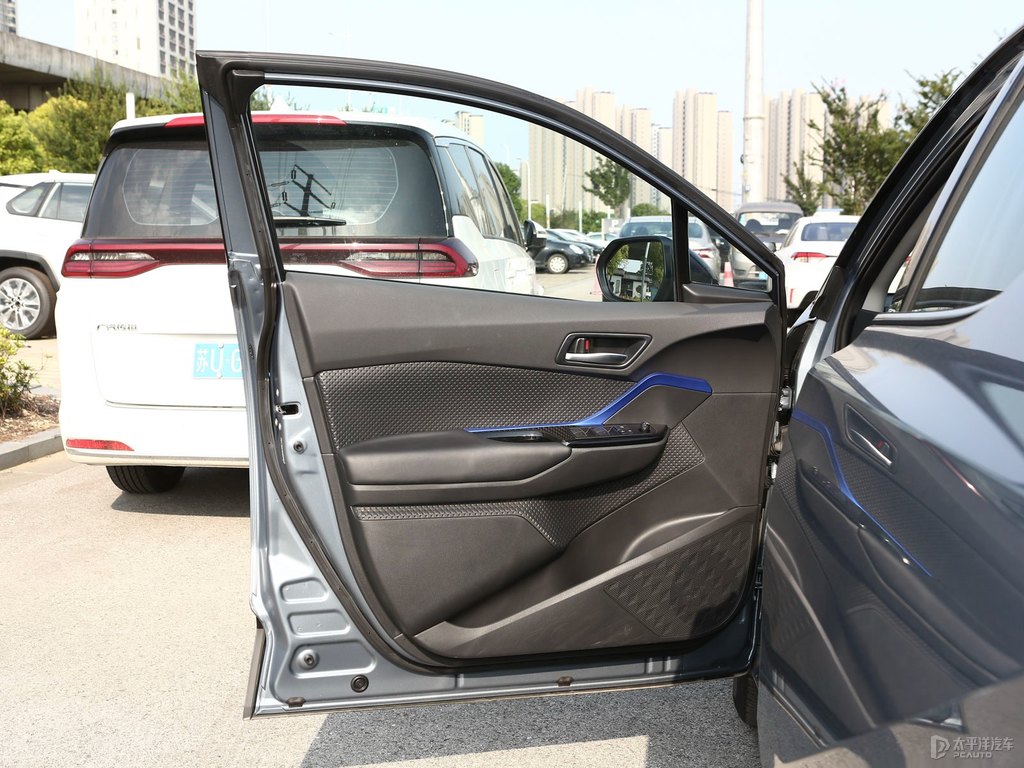 黑色+鈦金灰豐田C-HR車廂內(nèi)飾圖片