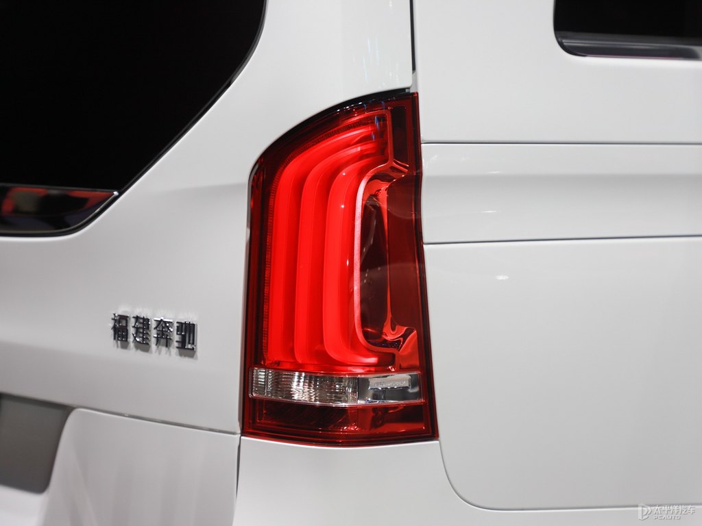 水晶白奔馳V級(jí)車尾外觀圖片