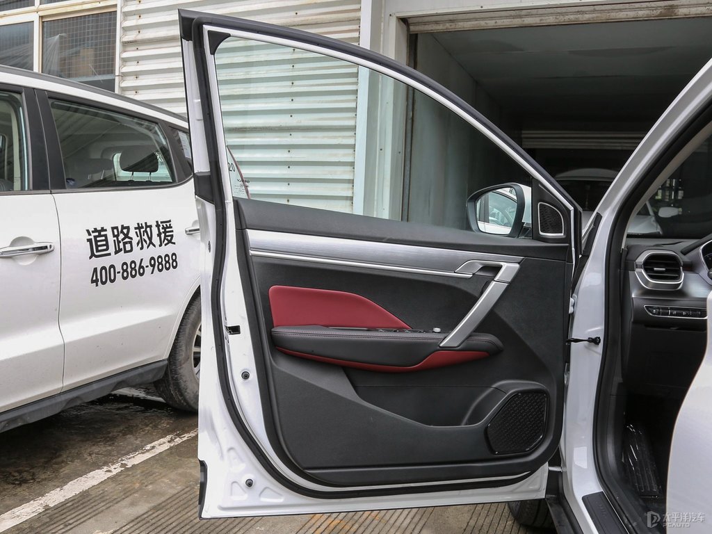 閃電白繽越車廂內(nèi)飾圖片