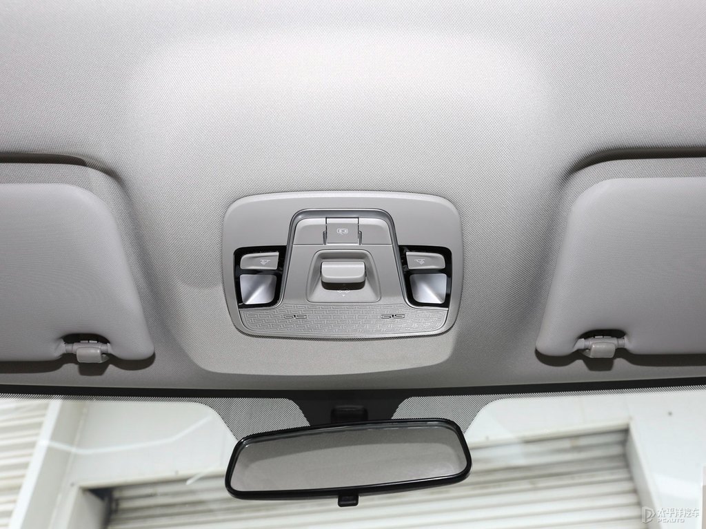 閃電白繽越車廂內(nèi)飾圖片