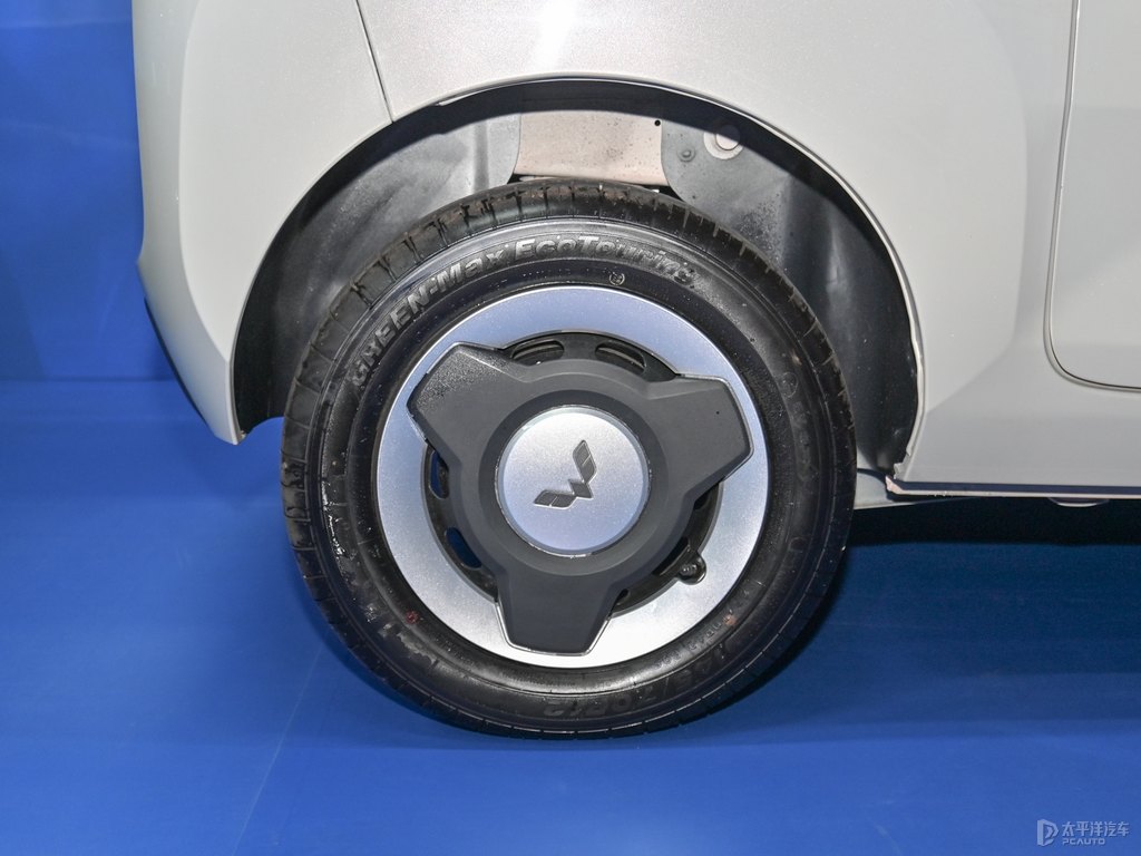 黑色+生椰白宏光MINIEV車身外觀圖片