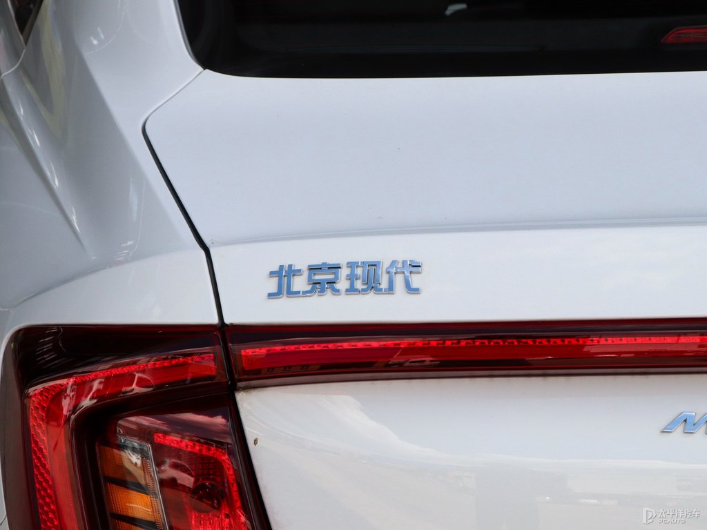 極地白名圖車尾外觀圖片
