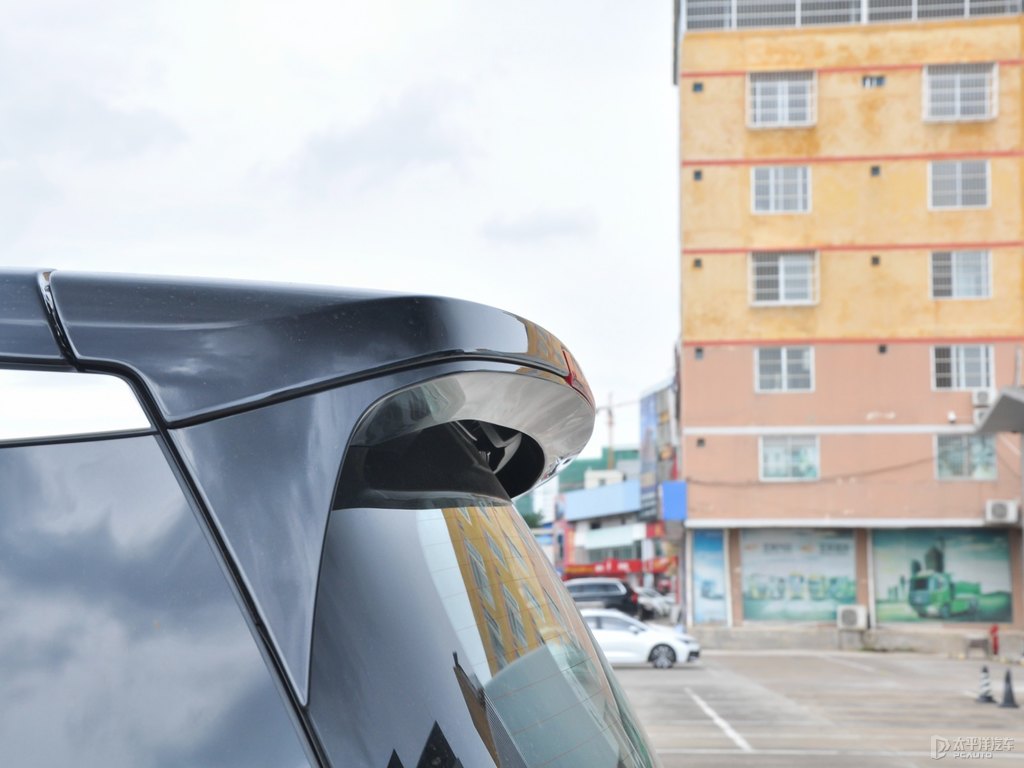 典雅黑傳祺M8車尾外觀圖片