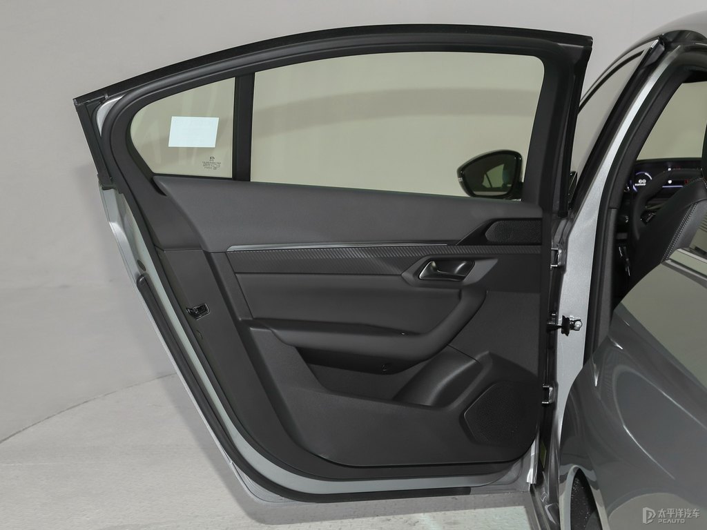 銀翼灰標(biāo)致508車廂內(nèi)飾圖片