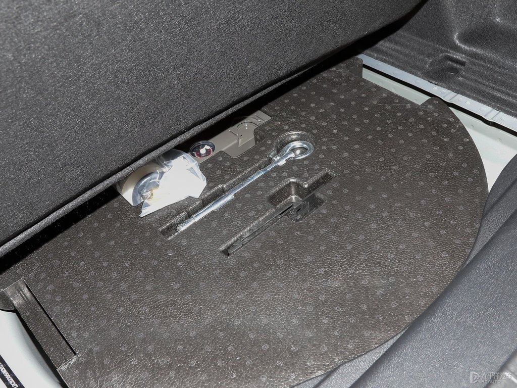 銀翼灰標(biāo)致508后備廂空間圖片