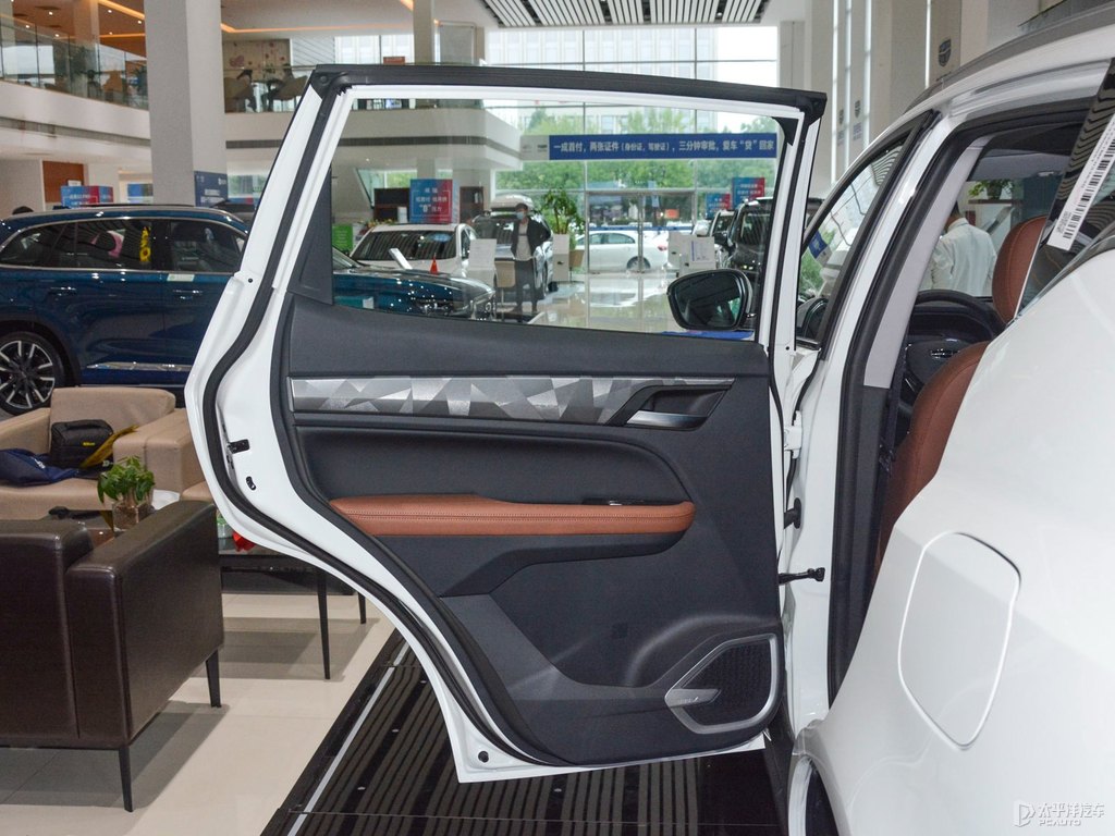 漢玉白遠景X6車廂內(nèi)飾圖片