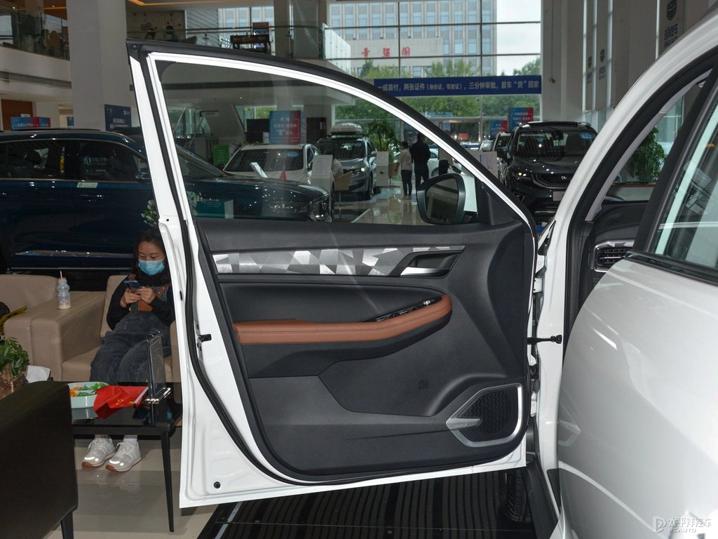 漢玉白遠(yuǎn)景X6車廂內(nèi)飾圖片