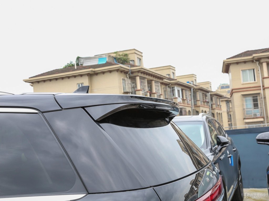 瀚金黑飛行家車尾外觀圖片