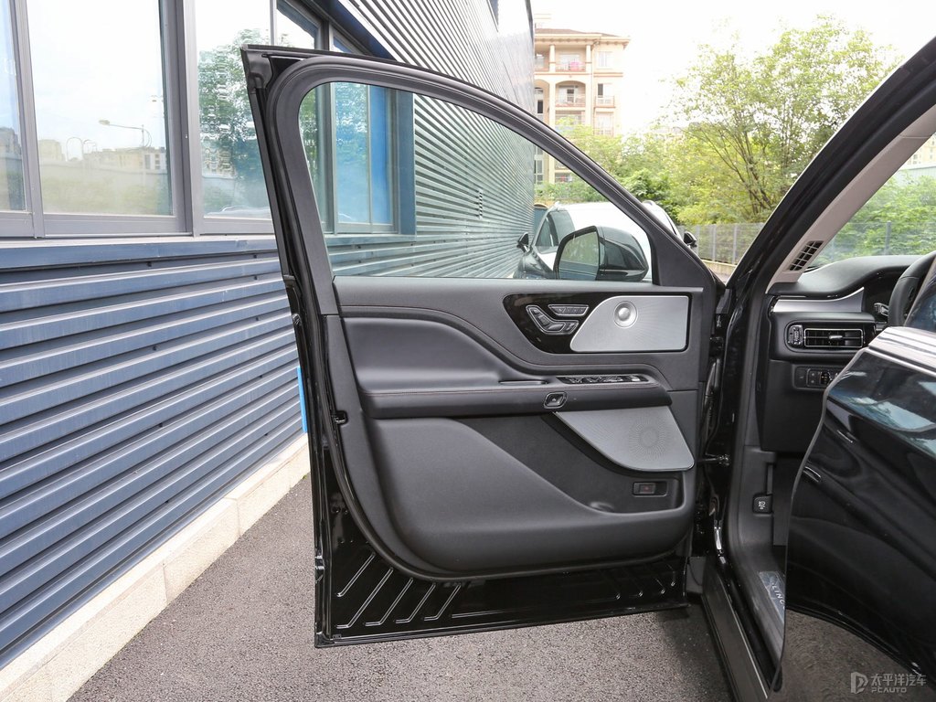 瀚金黑飛行家車廂內(nèi)飾圖片