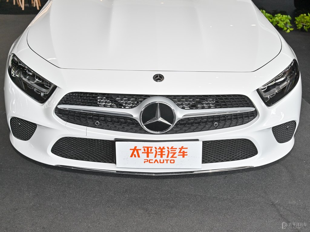 鉆石白奔馳CLS級(jí)車(chē)頭外觀(guān)圖片
