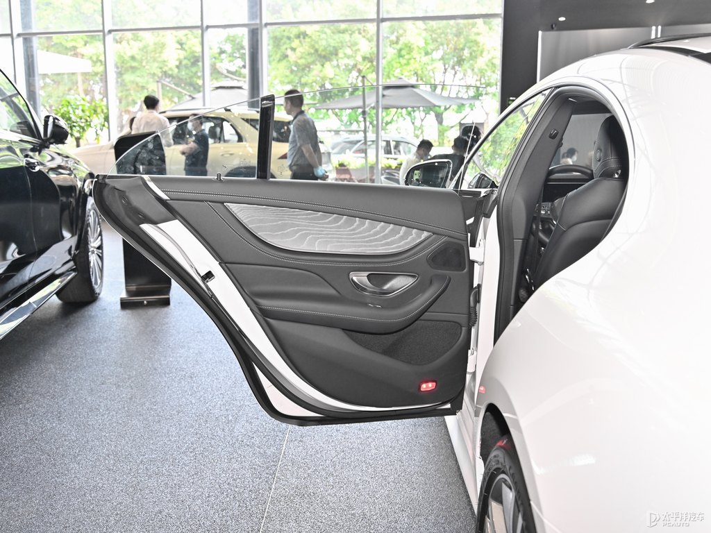 鉆石白奔馳CLS級(jí)車廂內(nèi)飾圖片