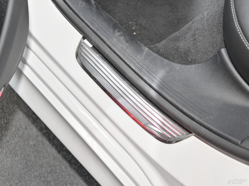 鉆石白奔馳CLS級(jí)車(chē)廂內(nèi)飾圖片