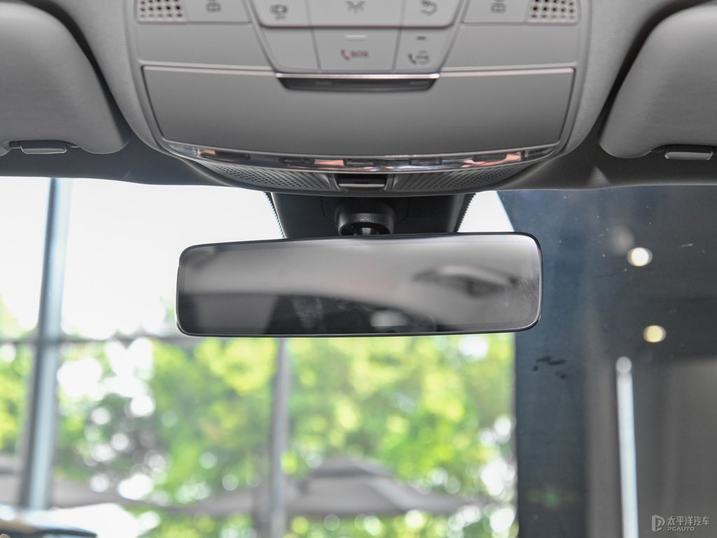 鉆石白奔馳CLS級(jí)車廂內(nèi)飾圖片