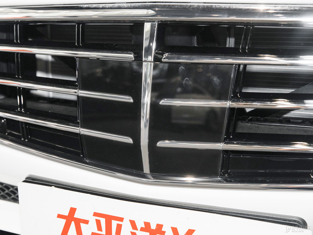 貝母白奔馳C級車頭外觀圖片