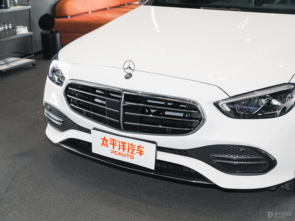 貝母白奔馳C級車頭外觀圖片
