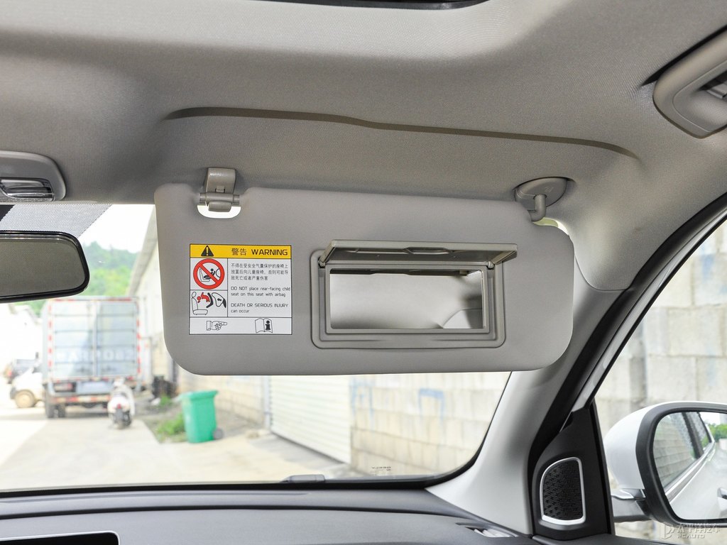 閃電白繽越車廂內(nèi)飾圖片